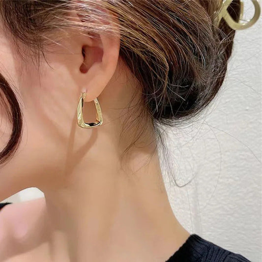 Boucle D'oreille Carré Design Torsadé attaché à l'oreille d'une femme