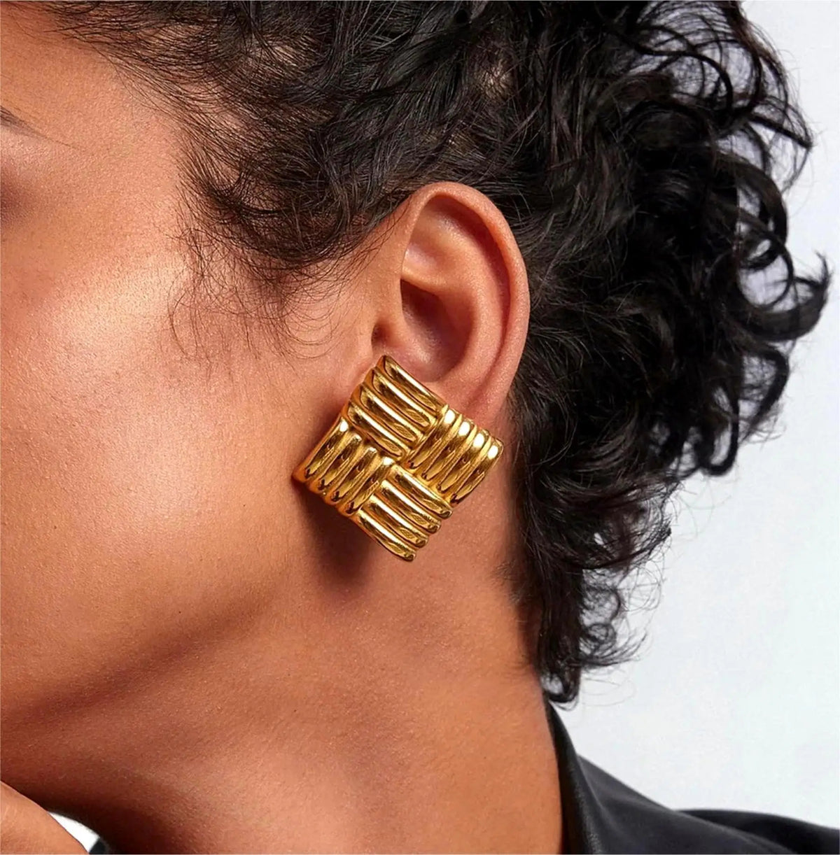 Boucle D'oreille Carré Design et Tendance attaché à l'oreille d'une femme Image