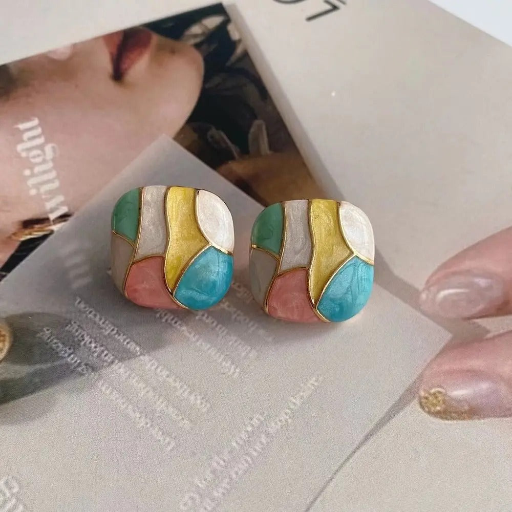 Boucle D'oreille Carré Desing Vintage et Tendance posé sur une photo
