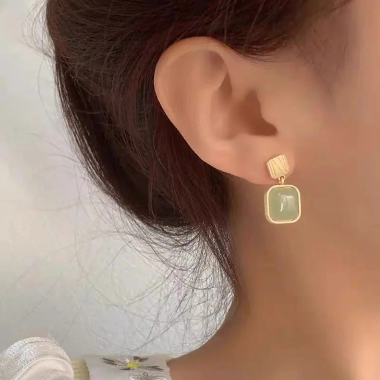 Boucle D'oreille Carré en Pierre Verte attaché à l'oreille d'une femme