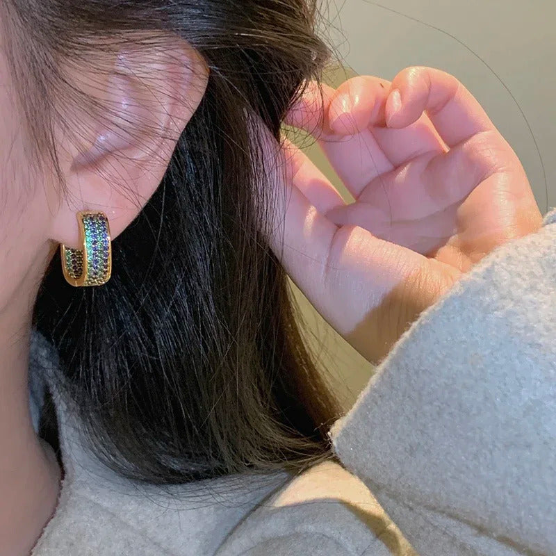 Boucle d'Oreille Carré Tendance Incrusté de Couleur attaché à l'oreille d'une femme Image