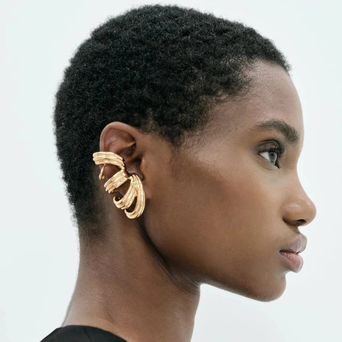 Boucle D'oreille cartilage style Ear cuff, porté par une femme de profil.