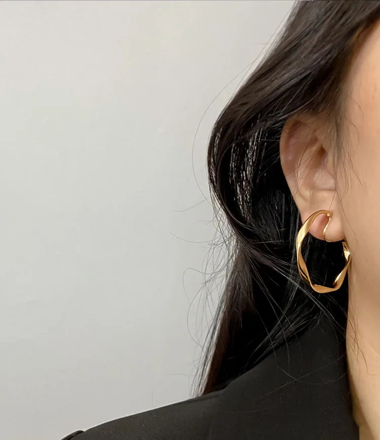 Boucle D'oreille Clip Femme Dorée Sculptée Moderne