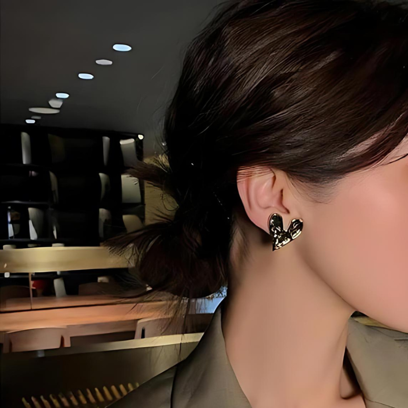 Boucle d'Oreille Clip Femme en Forme de Cœur attaché à une oreille 