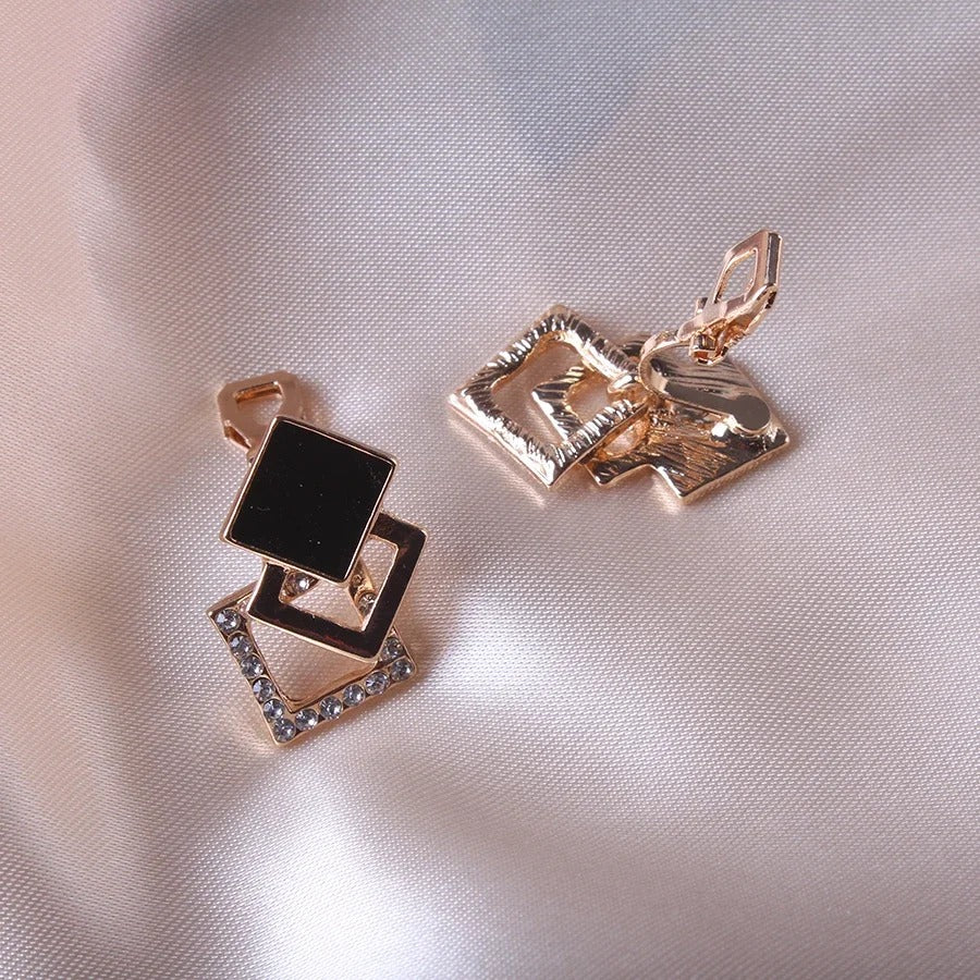Boucle D'Oreille Clip Femme Graphique Dorée Et Noire Image