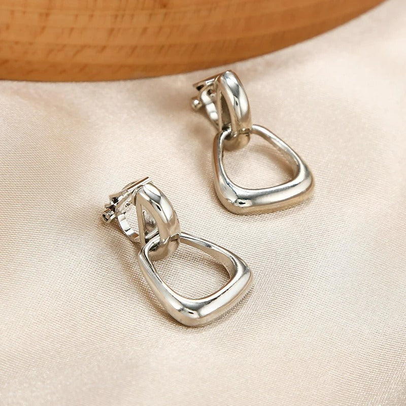 Boucle D'oreille Clip Femme Triangle Sculpté Chic Image