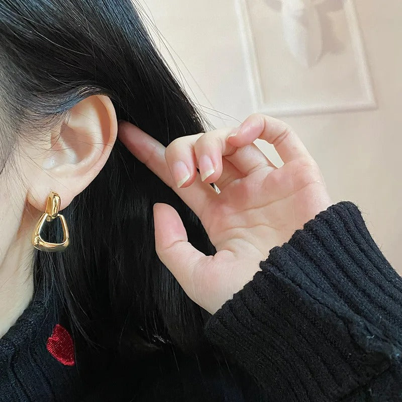 Boucle D'oreille Clip Femme Triangle Sculpté Chic Image