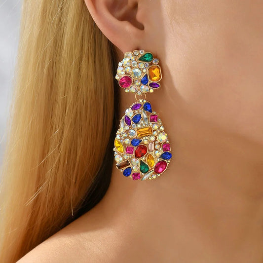 Boucle D'oreille Clip Femme Vintage colorée, portée par une femme de profil