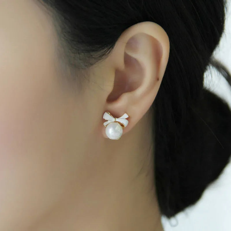 Boucle D'Oreille Clip Fillette Nœud et Perle Élégante, porté par une jeune fille, on ne voit que son oreille