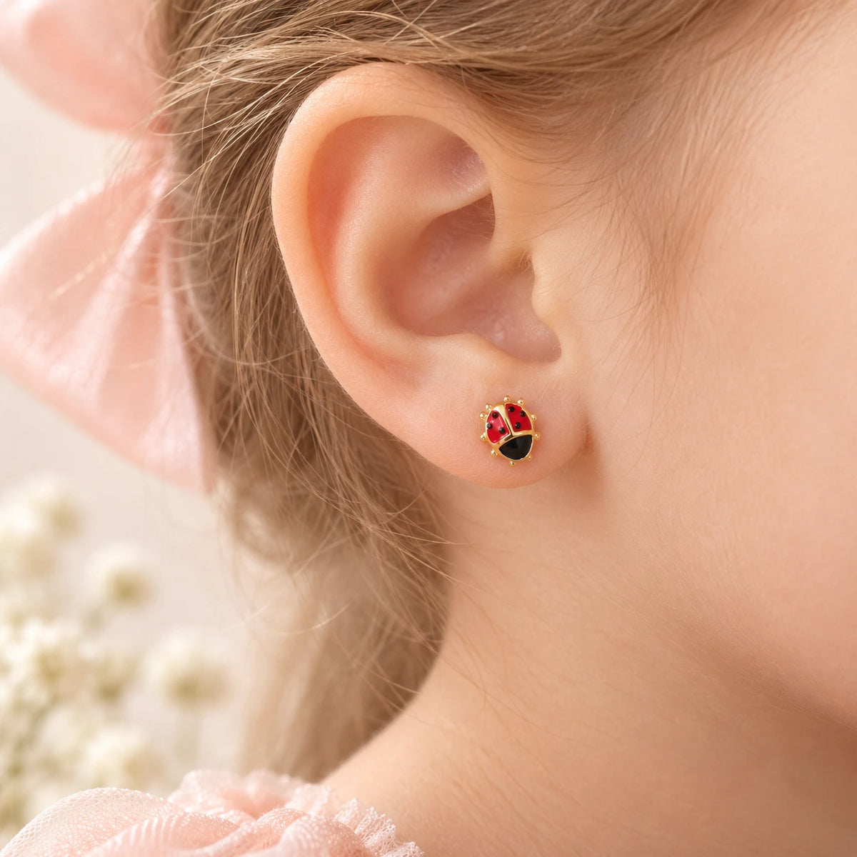 Boucle D'oreille Coccinelle Mignonne en Argent porté par une petite fille