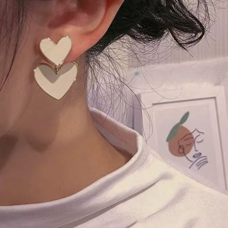 Boucle D'oreille Cœur Blanc porté par une femme de profil