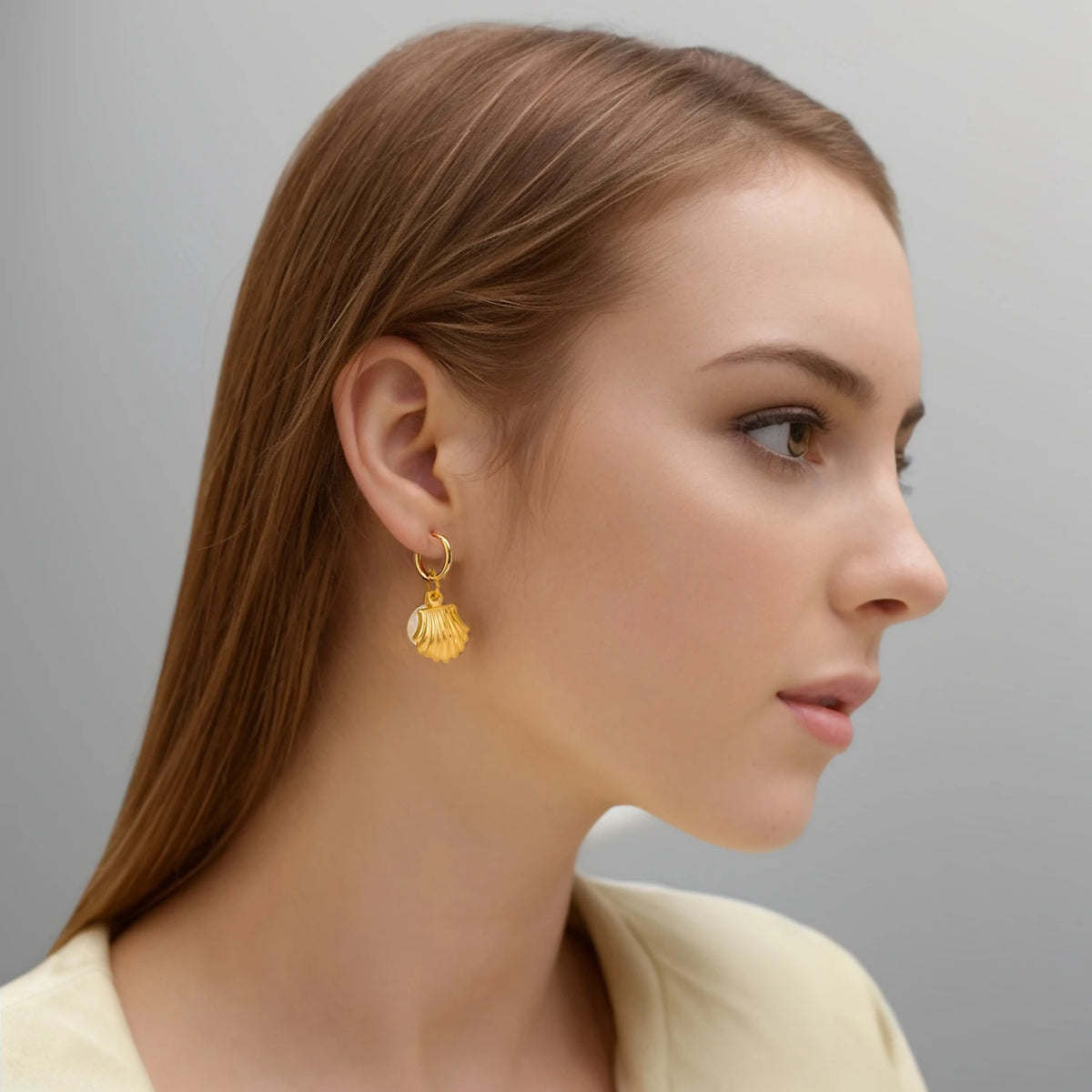 Boucle D'oreille Coquillage Créole Acier Inoxydable portées par une femme de profil