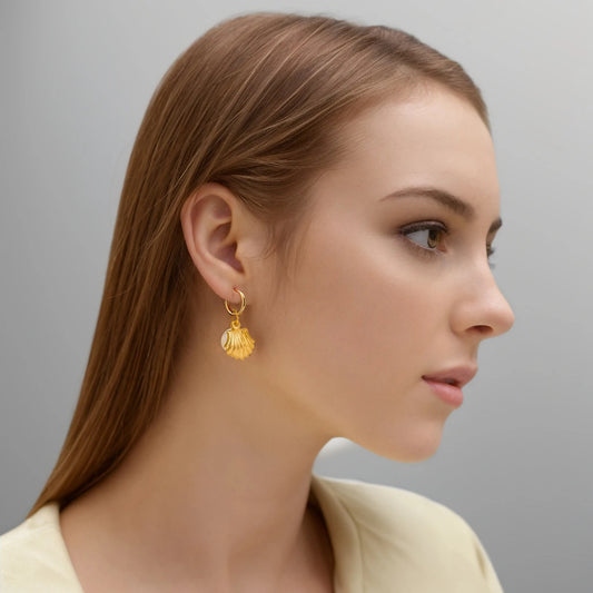 Boucle D'oreille Coquillage Créole Acier Inoxydable portées par une femme de profil