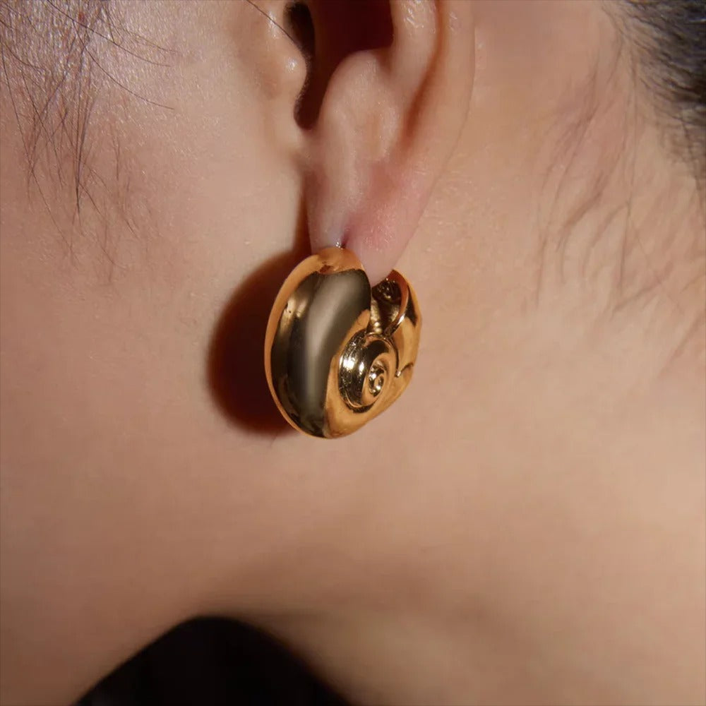 Boucle D'oreille Coquillage Escargot Acier Inoxydable, portée par une femme de profil Image