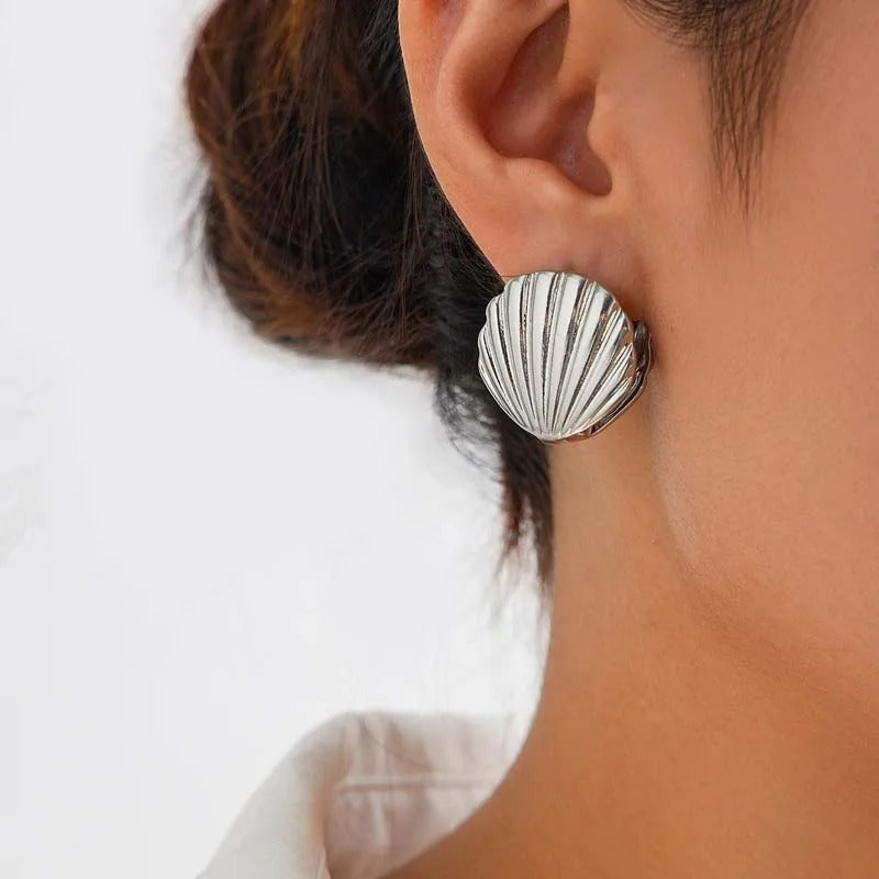 Boucle D'oreille Coquillage Vintage Argenté, portée par une femme de profil