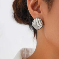 Boucle D'oreille Coquillage Vintage Argenté, portée par une femme de profil
