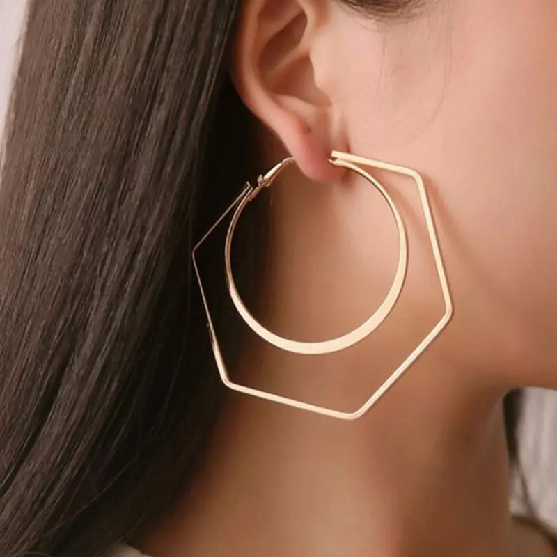 Boucle D'oreille Créole Double Originale, portée par une mannequin de profil, les cheveux détachées.