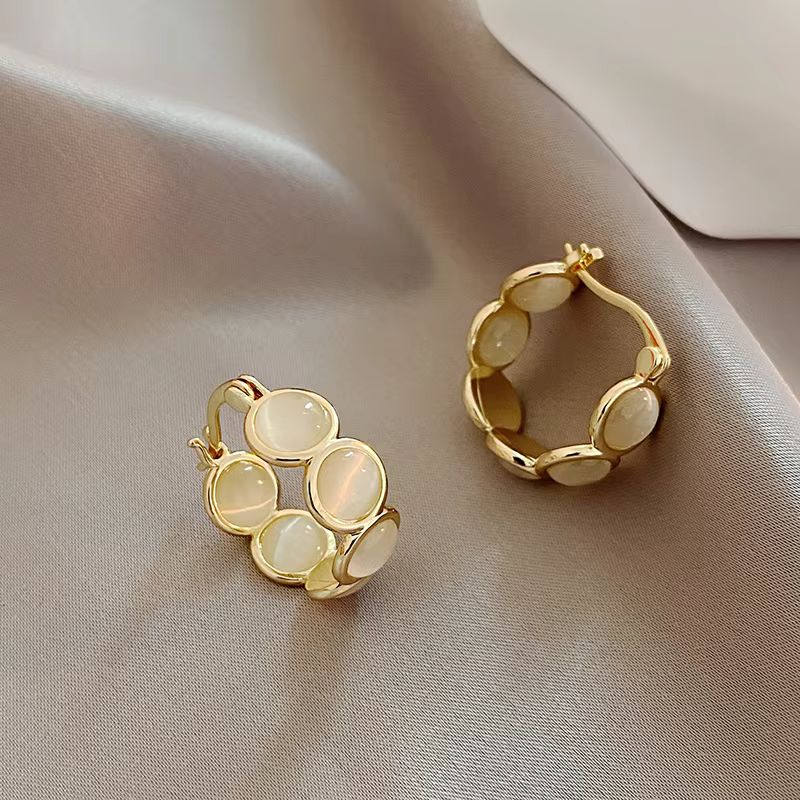 Boucle D'oreille Créole Originale Rond Effet Nacré Image