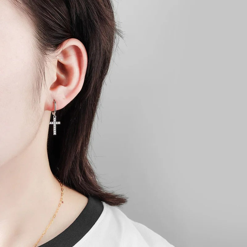 Boucle D'oreille Croix Femme Créole Scintillante porté par une femme, on ne voit qu'une oreille