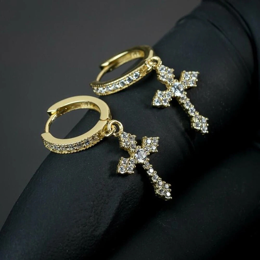 Boucle d'Oreille Croix Femme en Cristal de Zircone posé sur un doigt