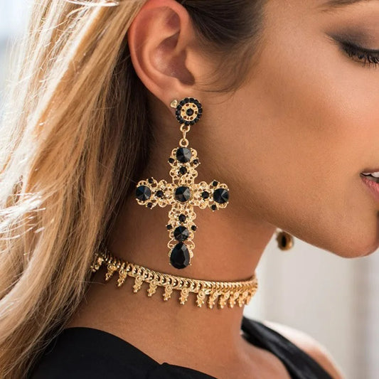 Boucle D'oreille Croix Femme Vintage Doré et Noire portée par une femme de profil