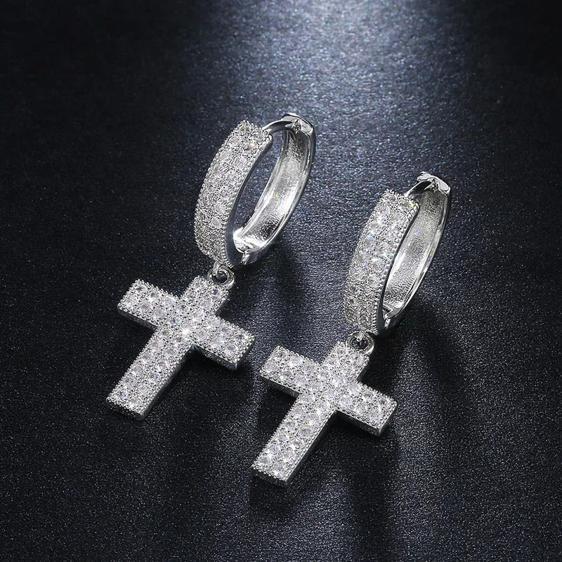 Boucle d'Oreille Croix Homme Argentée Pendante présenté sur fond noir 
