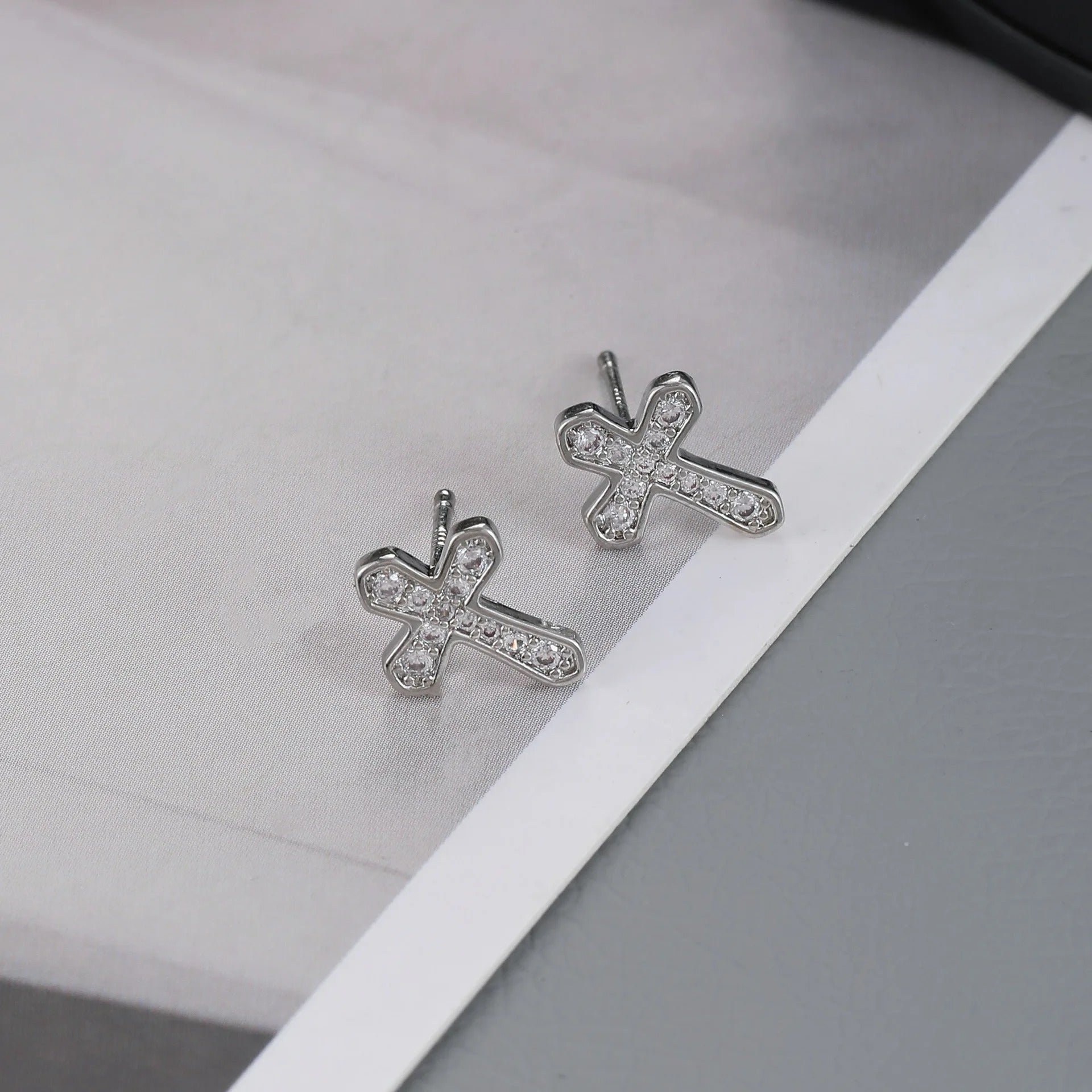 Boucle D'oreille Croix Homme Argentée à Strass