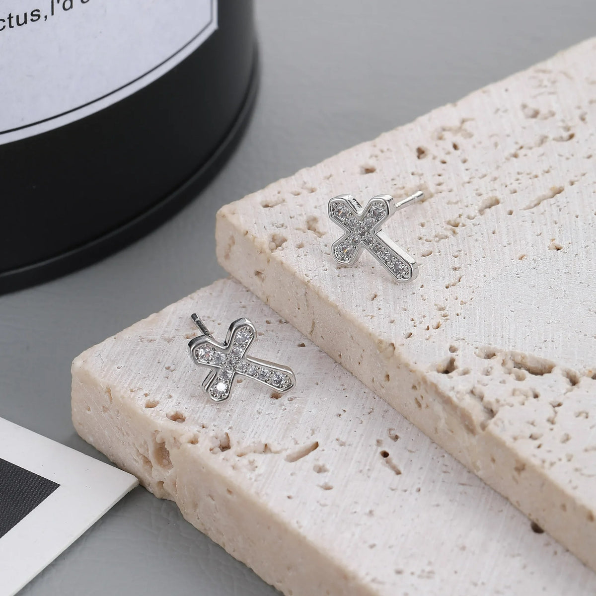 Boucle D'oreille Croix Homme Argentée à Strass