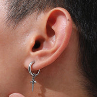 Boucle D'oreille Croix Homme Gothique Créole portée par une homme de profil, on ne voit que son oreille
