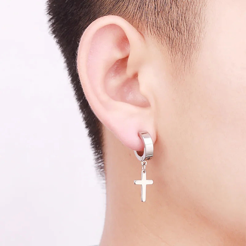 Boucle D'oreille Croix Homme Petite et Simple attaché à l'oreille d'une personne  Image