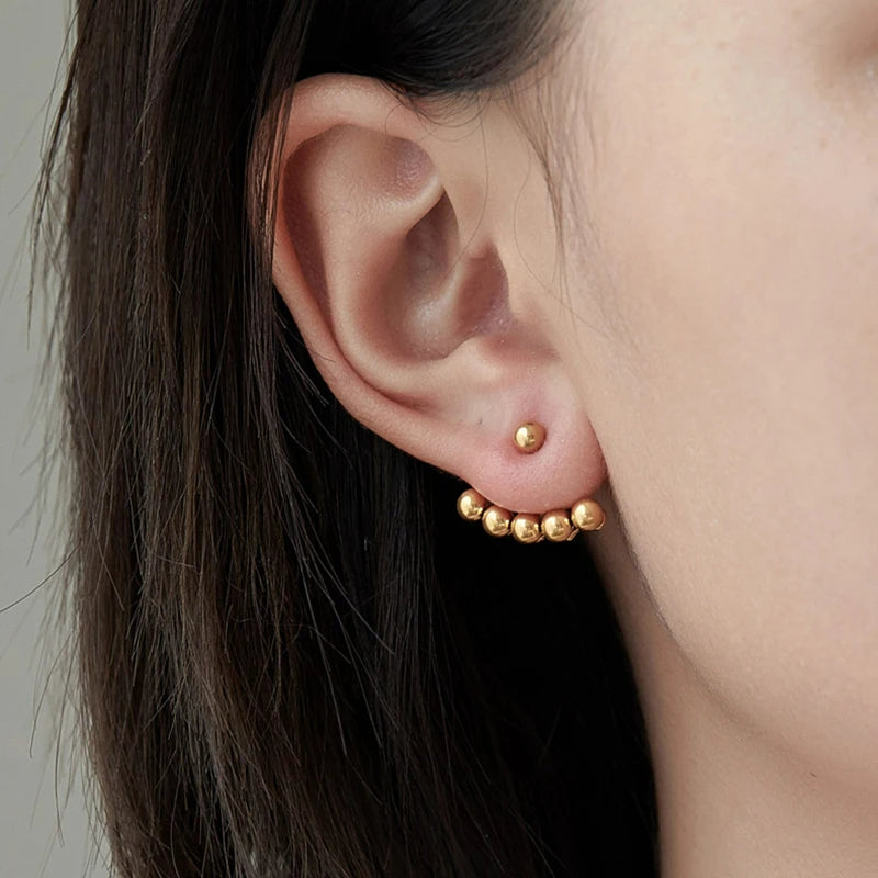 Boucle D'oreille dorée réglable en acier inoxydable, portée par une femme, on ne voit que son oreille