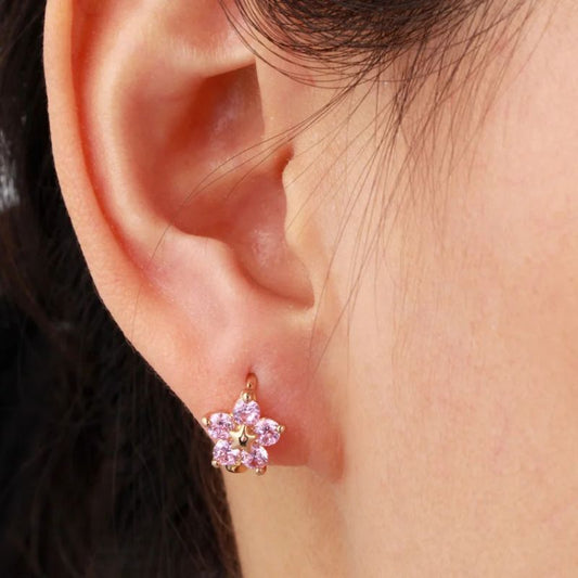 Boucle d'Oreille Enfant Créole Fleur Rose, porté par une jeune fille, on ne voit que son oreille.