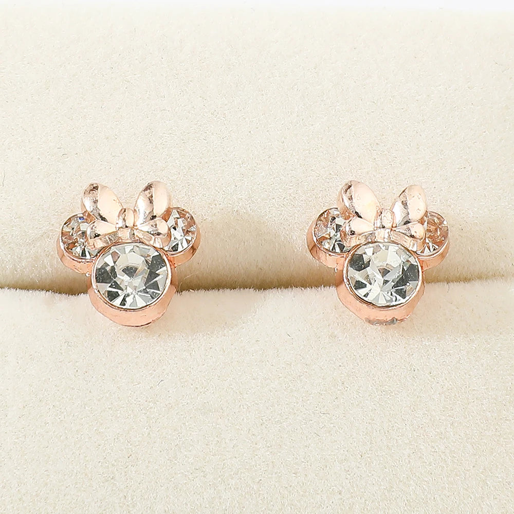 Boucle d'Oreille Enfant Strass Minnie présenté dans un écrin beige à bijou. Image