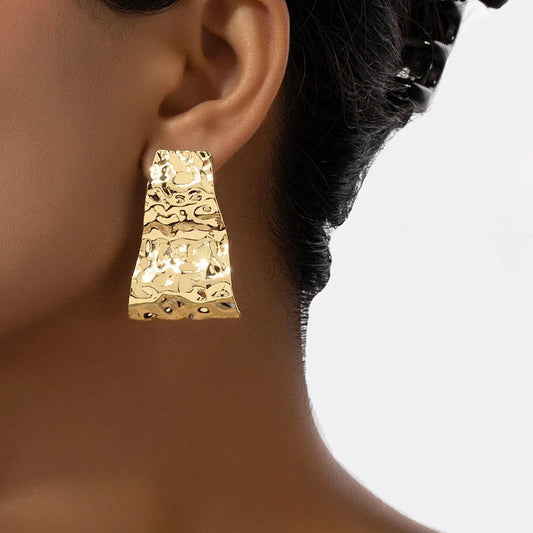 Boucle d'Oreille Ethnique Design Martelé attaché à l'oreille d'une femme