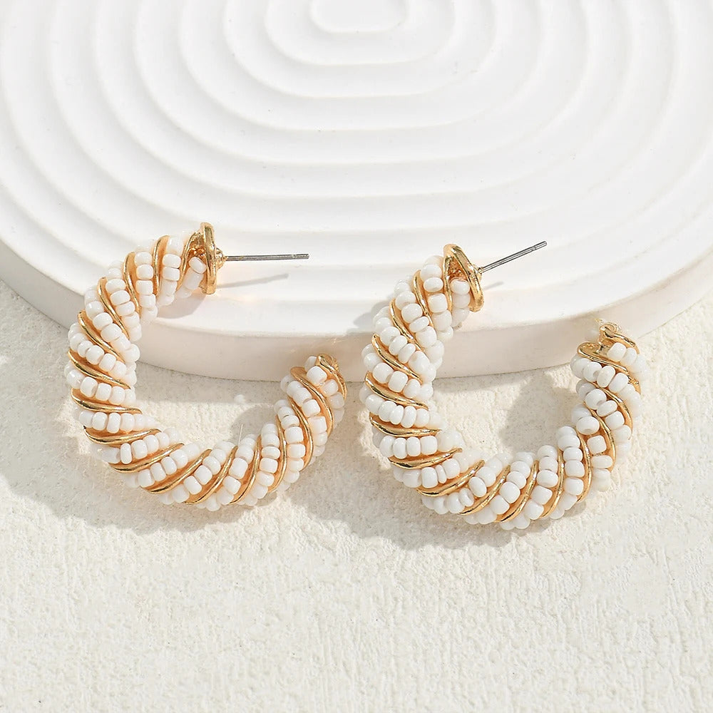 Boucle d'Oreille Ethnique Ronde et Tendance posé sur un socle blanc Image