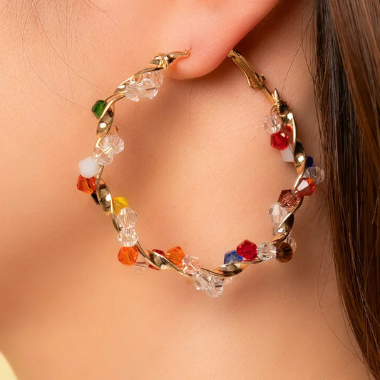 Boucle D'oreille Fantaisie Créole avec Perles Multicolores, portée par une mannequin de profil.