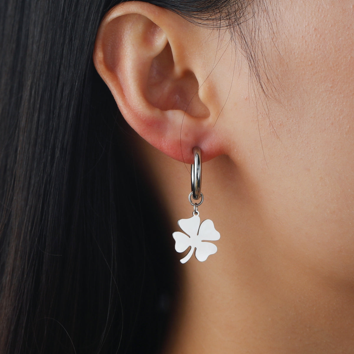 Boucle d'Oreille Fantaisie Femme en Forme de Trefle Image
