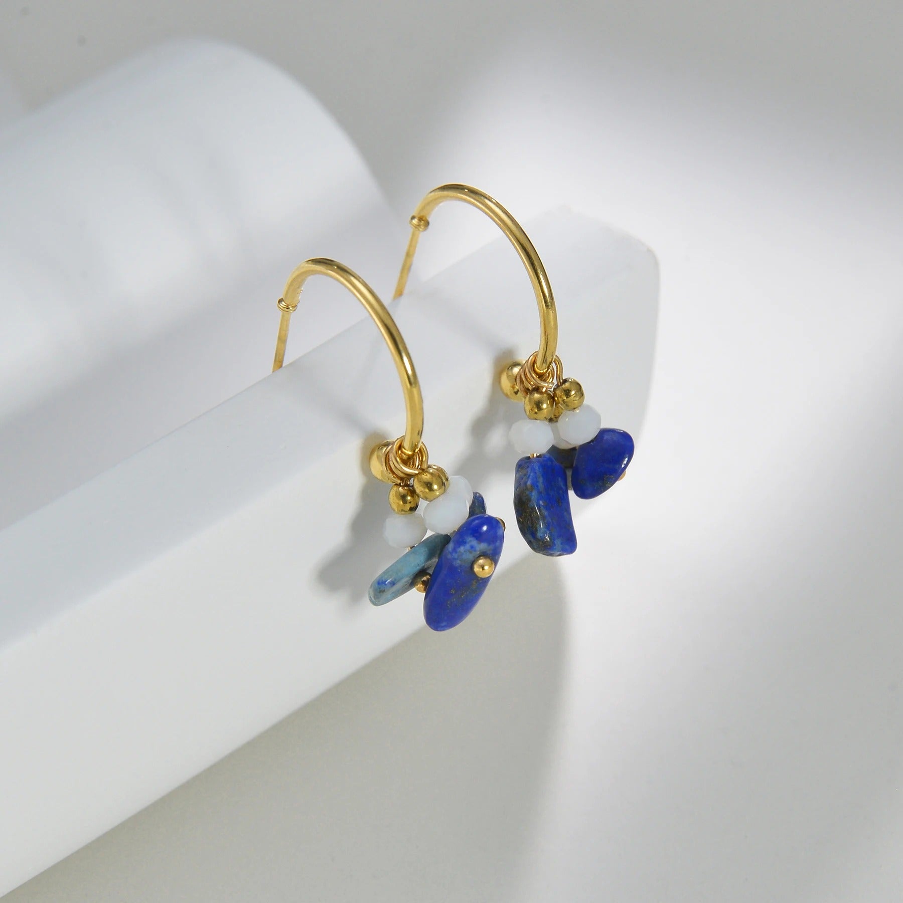 Boucle D'oreille Fantaisie Pierres colorées en Acier Inoxydable sur un présentoir blanc