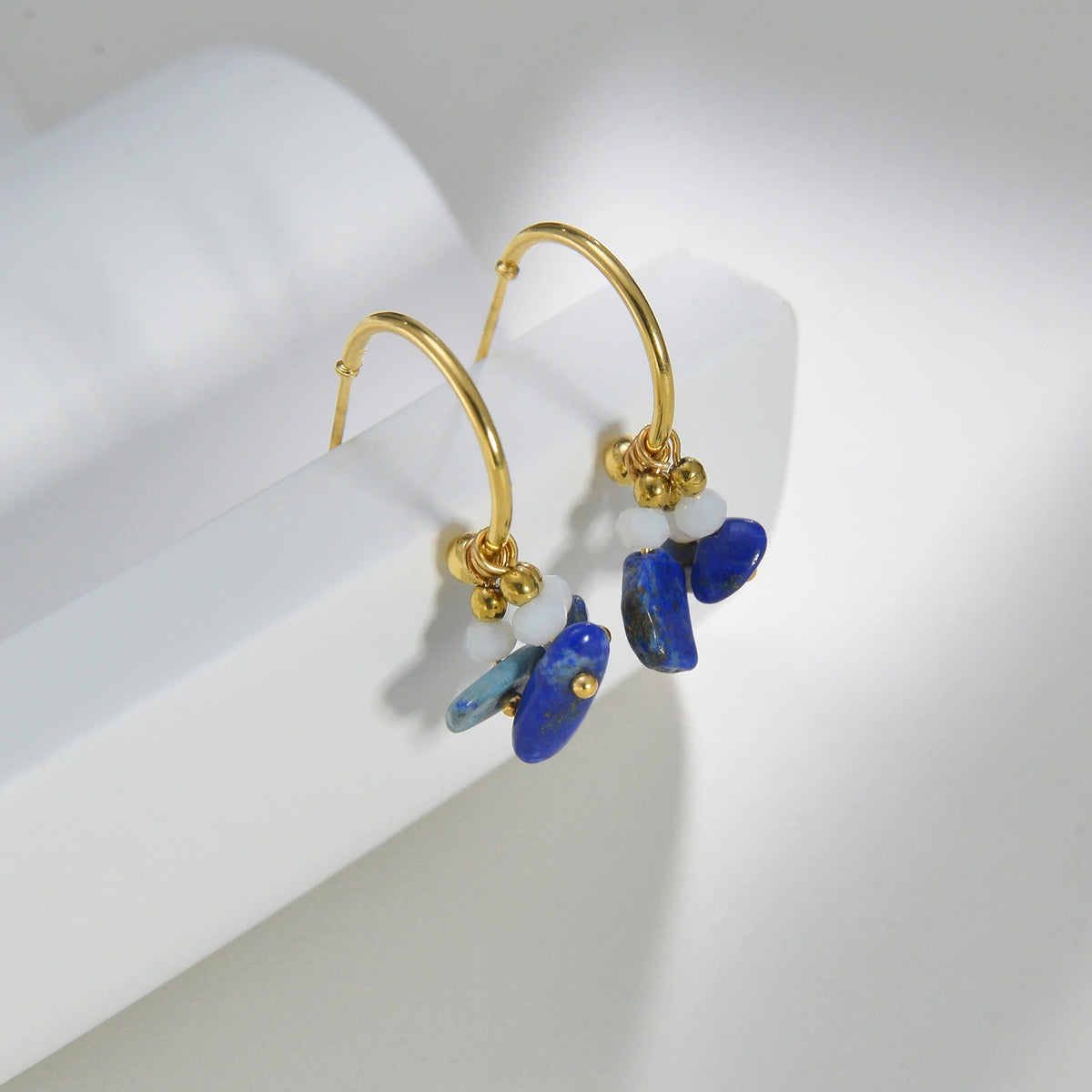 Boucle D'oreille Fantaisie Pierres colorées en Acier Inoxydable sur un présentoir blanc Image
