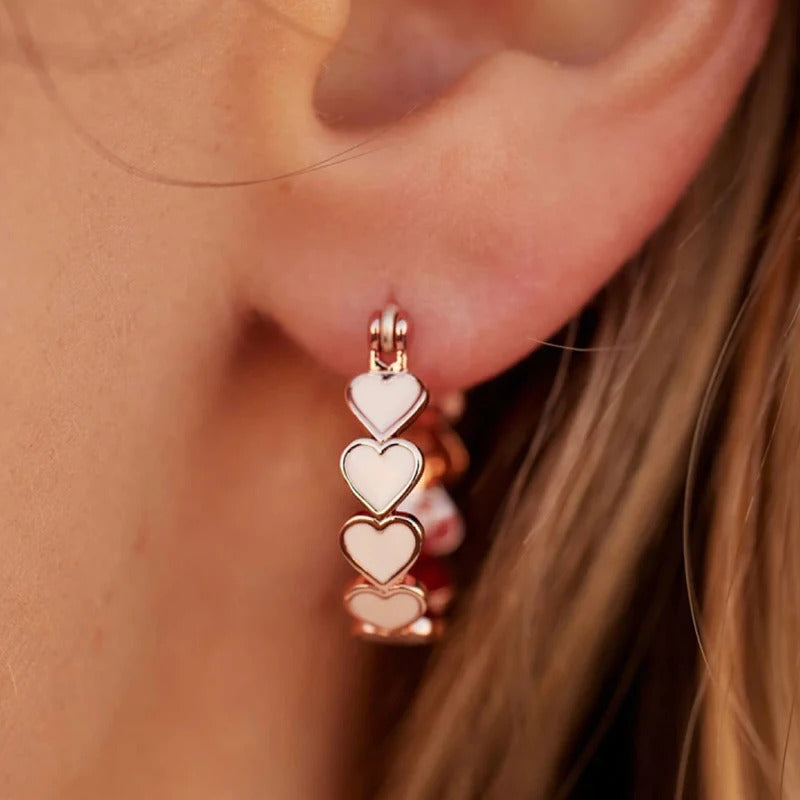 Boucle d'Oreille Fantaisie Ronde avec Design de Cœur Image