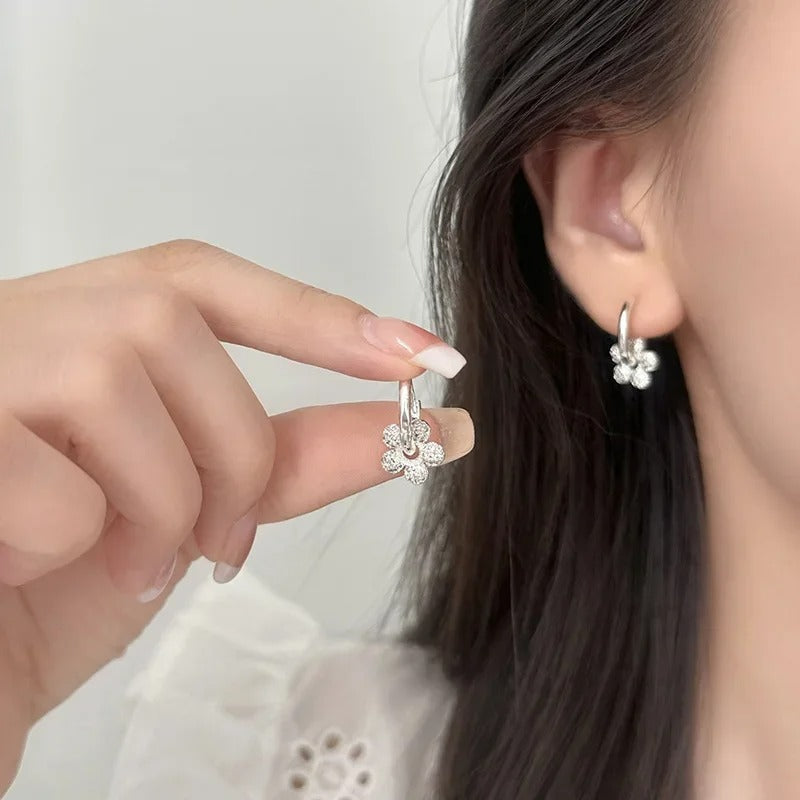 Boucle D'oreille Femme Créole Fleur Pavée - Acier Inoxydable Image