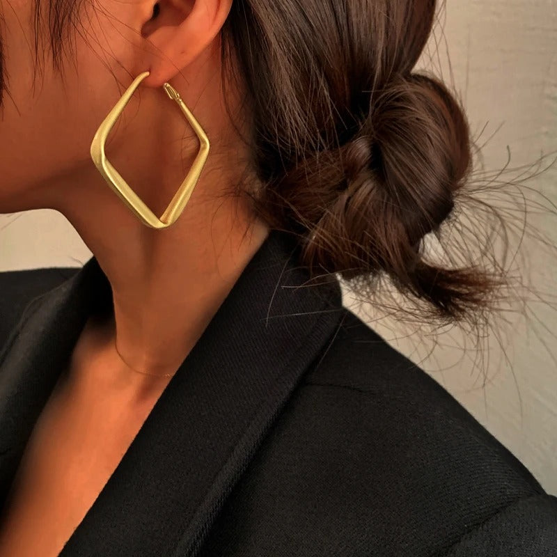 Boucle d'Oreille Femme Pendante Carré Design Moderne Image