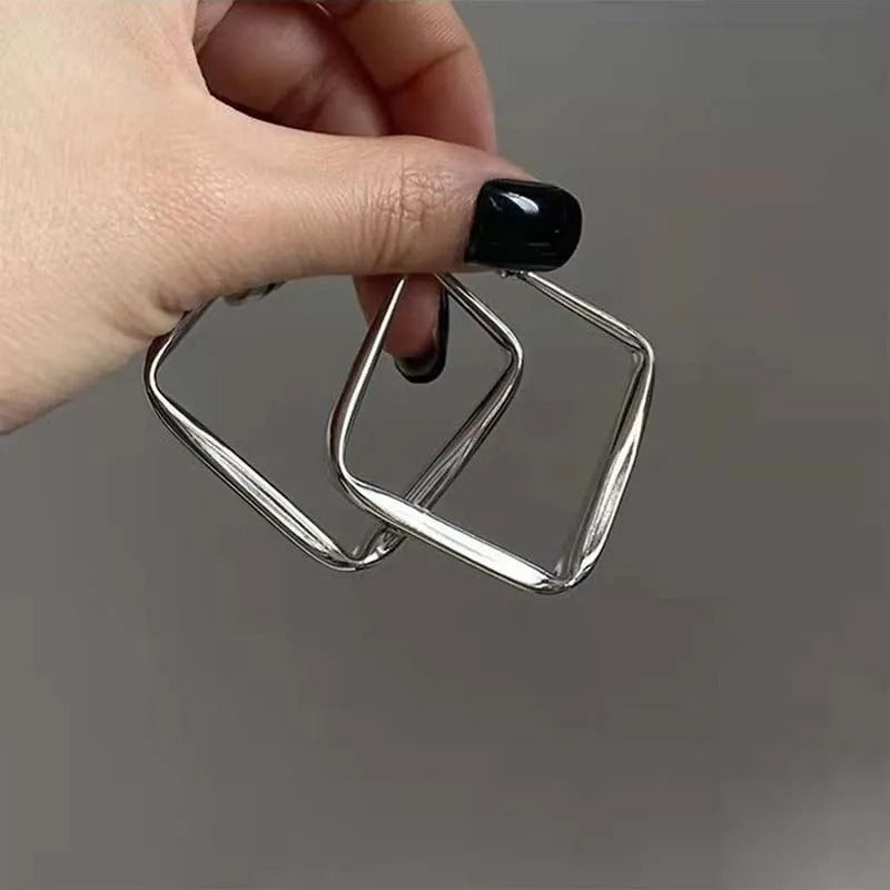 Boucle d'Oreille Femme Pendante Carré Design Moderne Image