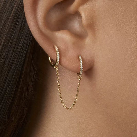 Boucle D'oreille Femme Pendante Double Créole, portée par une mannequin, on ne voit que son oreille.