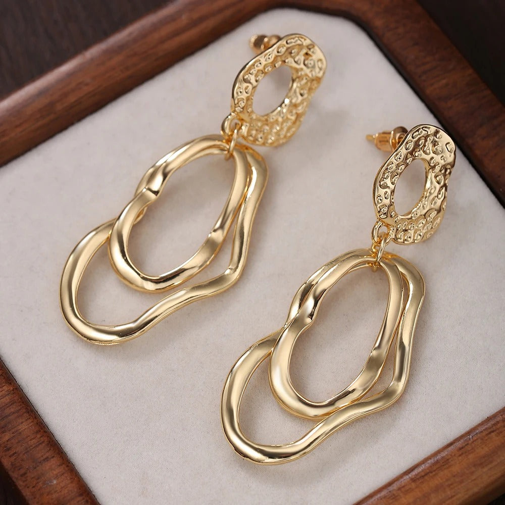 Boucle D'oreille Femme Pendante Ondulée Dorée Image
