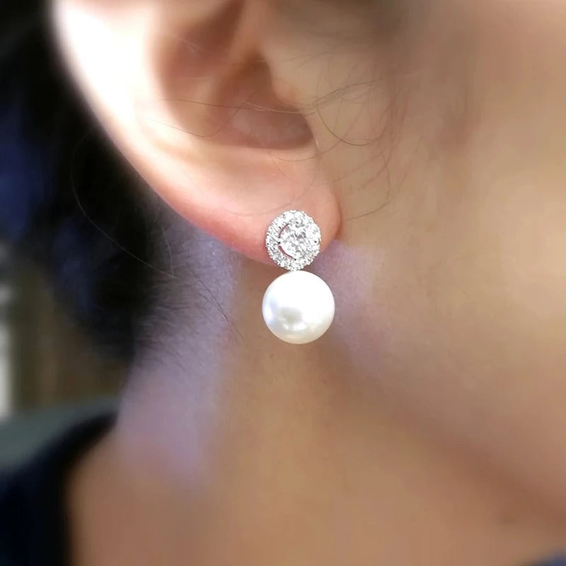 Boucle d'Oreille Femme Perle Blanche avec Petit Diamant Image