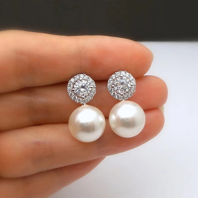 Boucle d'Oreille Femme Perle Blanche avec Petit Diamant Image