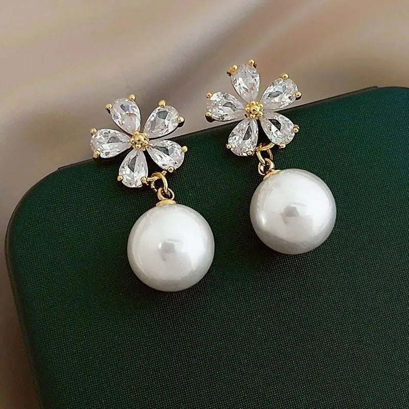 Boucle D’oreille Fleur Perle Blanche Image