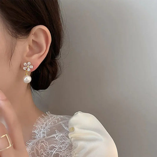 Boucle D’oreille Fleur Perle Blanche