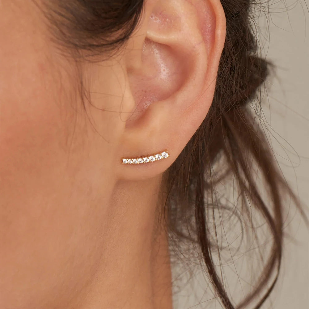 Boucle D'oreille Grimpante Effet Couronne Diamants porté par une femme de profil
